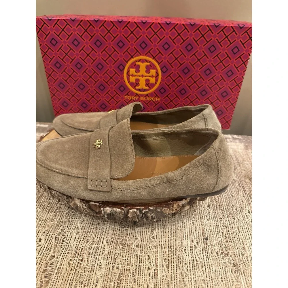Tory Burch Ballet Loafer River Rock Size 8M 87258 Driving Shoes Suede Gold Logo